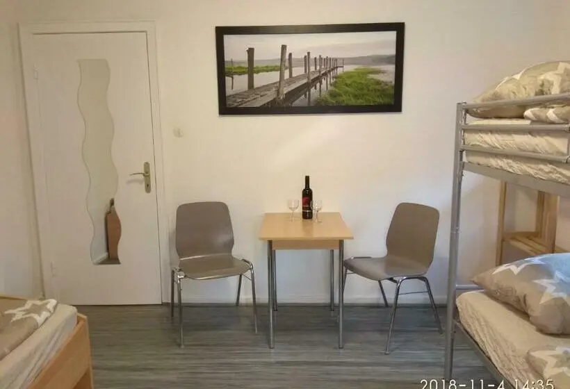 バスルーム共有のトリプルスタンダード, The Old Doctors Office