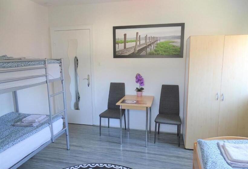 اتاق استاندارد سه تخته با سرویس بهداشتی مشترک, The Old Doctors Office