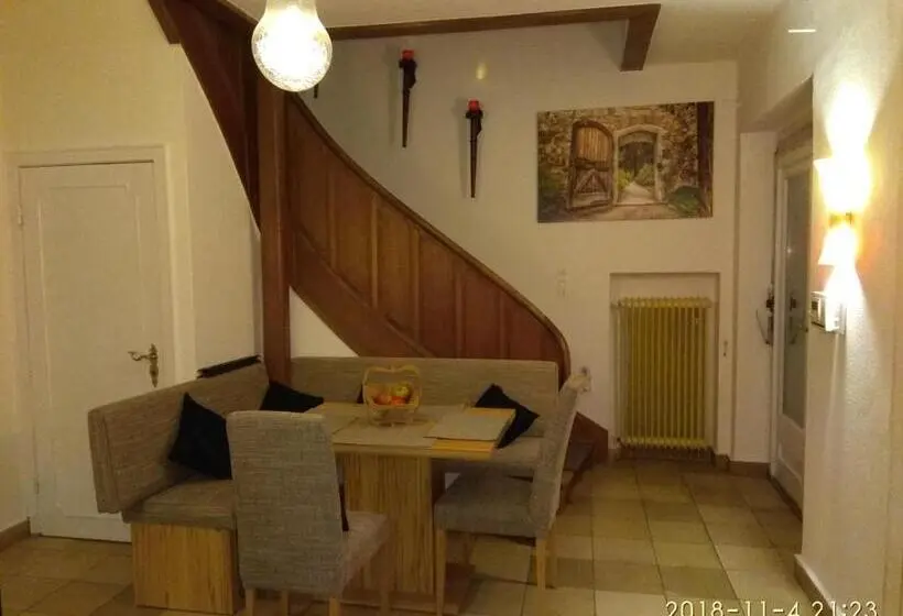 デラックスルーム, The Old Doctors Office