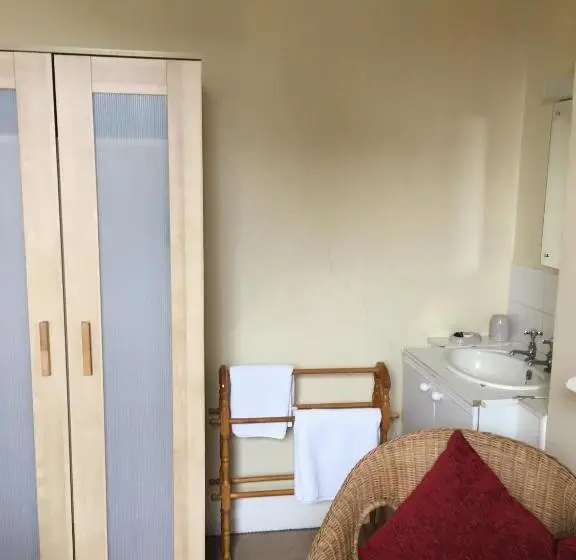 バスルーム共有のシングルスタンダード, The Townhouse B And B