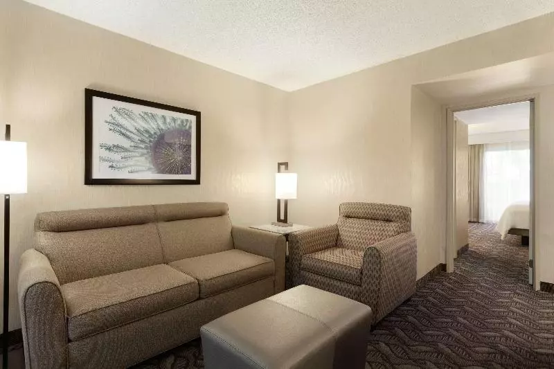 キングサイズベッドのスイートルーム, Embassy Suites By Hilton Arcadia Pasadena Area