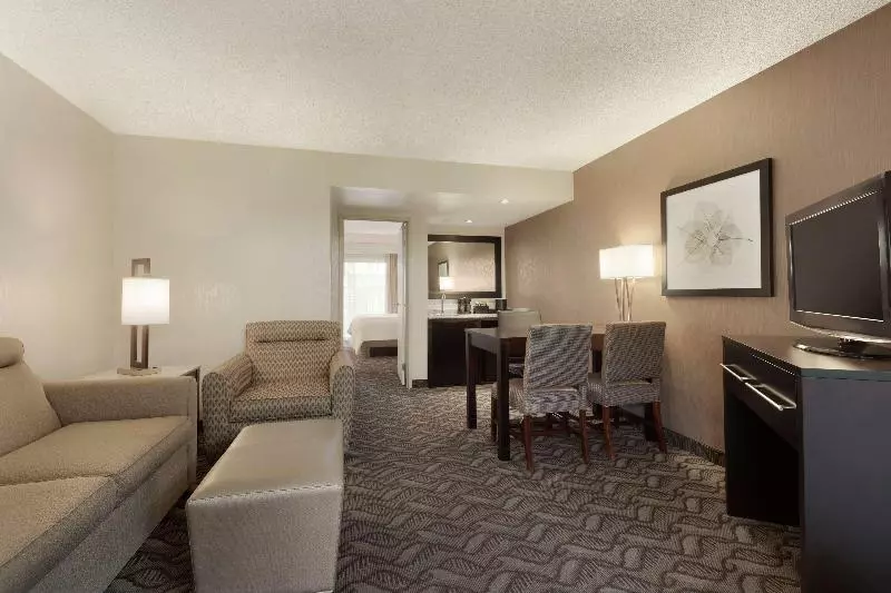キングサイズベッドのスイートルーム, Embassy Suites By Hilton Arcadia Pasadena Area