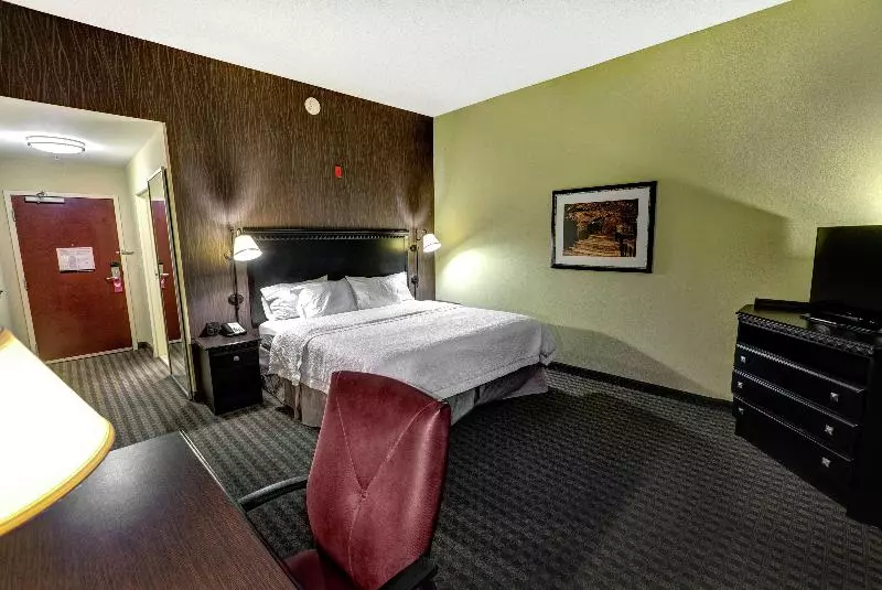 キングサイズベッドのスタンダードルーム, Hampton Inn & Suites Chadds Ford