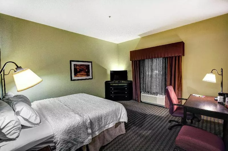 キングサイズベッドのスタンダードルーム, Hampton Inn & Suites Chadds Ford