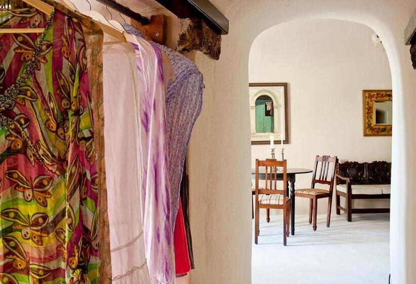 جناح عائلي, Lava Suites & Lounge