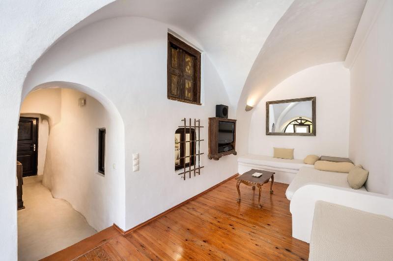 جناح, Lava Suites & Lounge