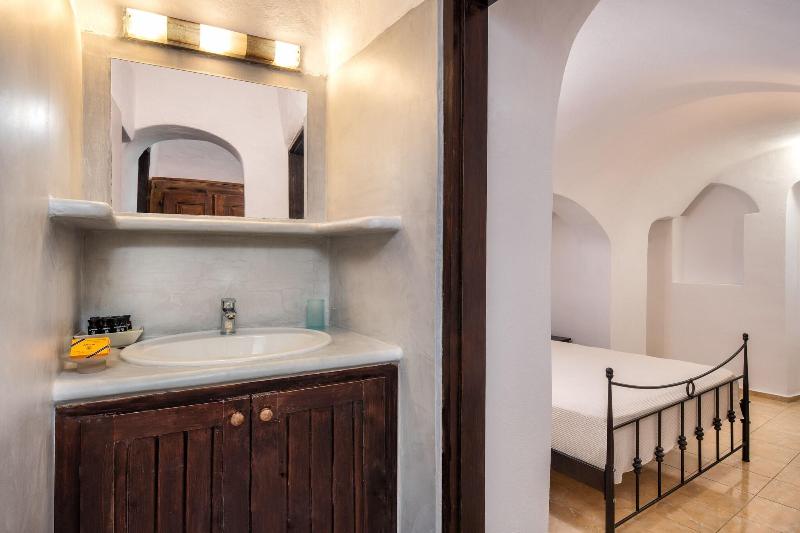 جناح, Lava Suites & Lounge