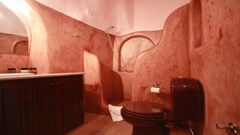 جناح, Lava Suites & Lounge