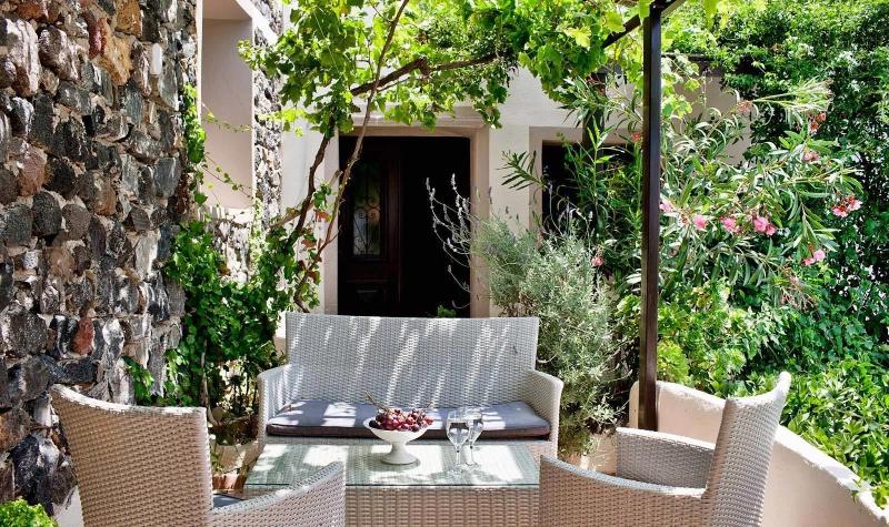 جناح جونيور, Lava Suites & Lounge