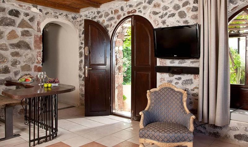 جناح جونيور, Lava Suites & Lounge