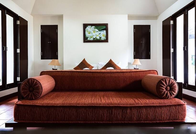 ‫فيلا غرفة نوم واحدة, The Hive