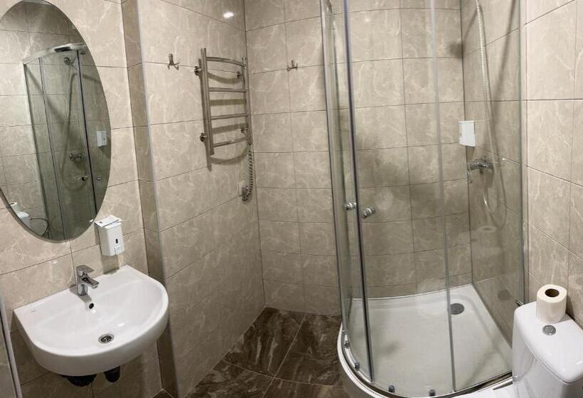 غرفة كومفورت ثلاثية, Tsisar Bankir