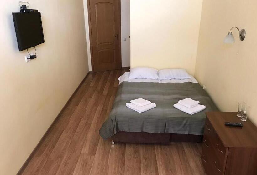 غرفة قياسية مزوَّدة بشُرفة, Tsisar Bankir