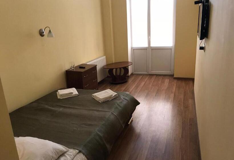 غرفة قياسية مزوَّدة بشُرفة, Tsisar Bankir