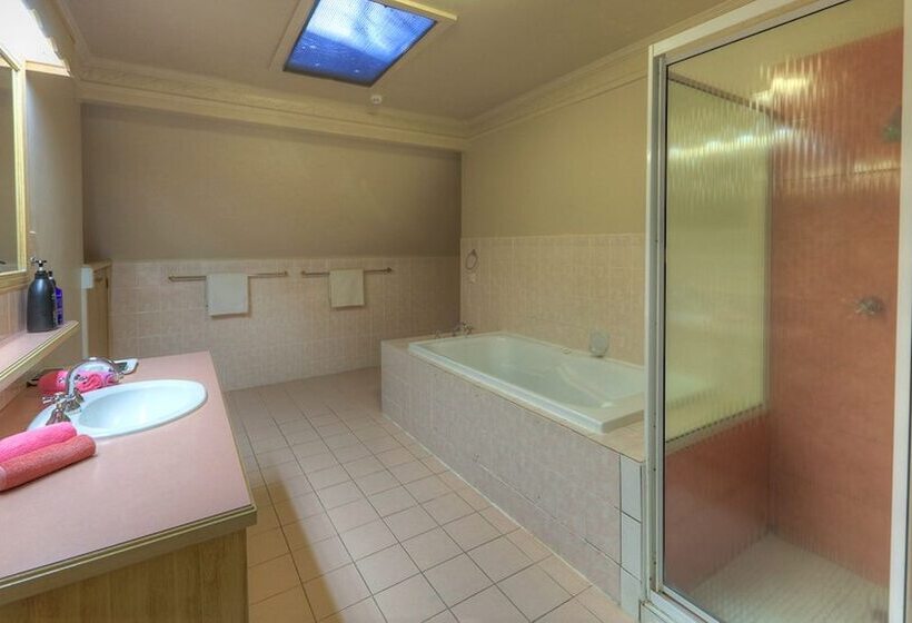 דירת שלושה חדרים, Hatchers Richmond Manor