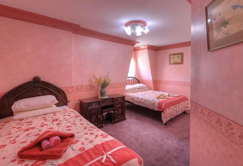 דירת שלושה חדרים, Hatchers Richmond Manor