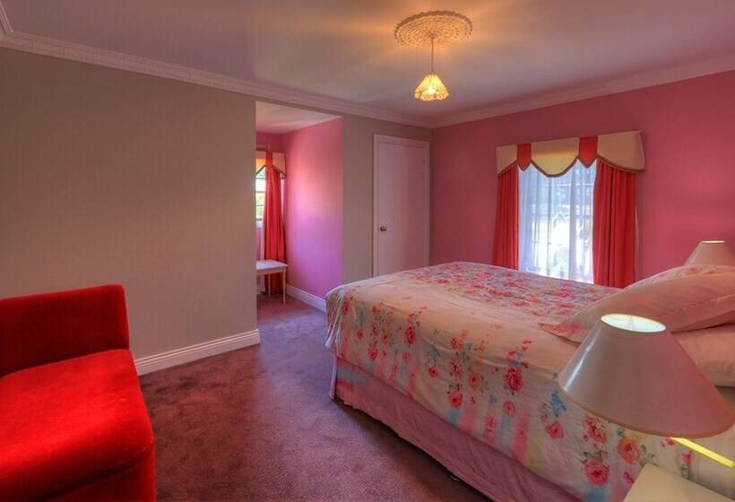 דירת שלושה חדרים, Hatchers Richmond Manor