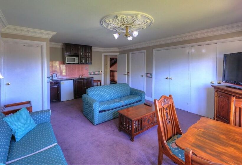 דירת שלושה חדרים, Hatchers Richmond Manor