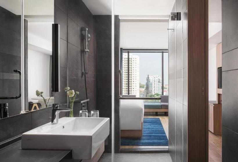 غرفة إدارية سرير كينج, Courtyard By Marriott Phnom Penh