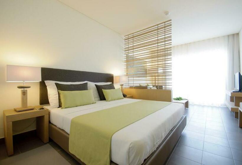 اتاق خانوادگی با چشم‌انداز باغ, Oasis Salinas Sea