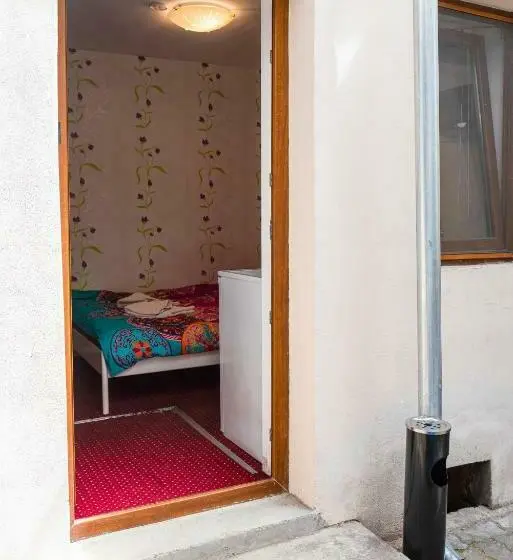 اتاق اکونومی, Center Walk Apartment And Room