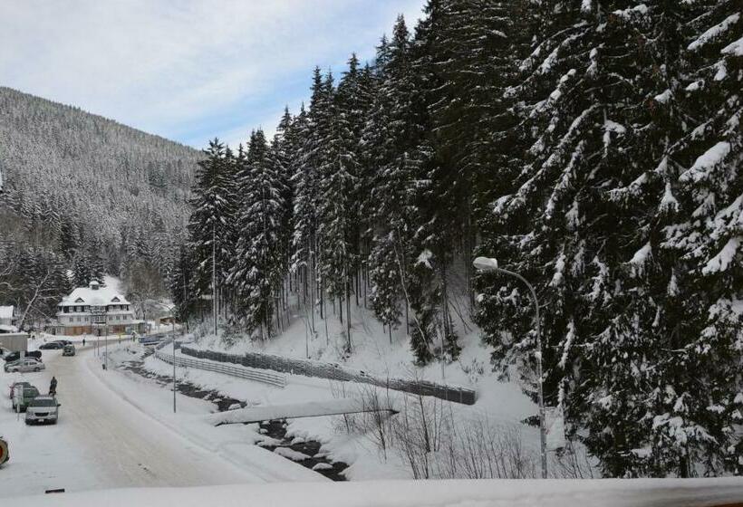 استودیوی استاندارد, Residence Post