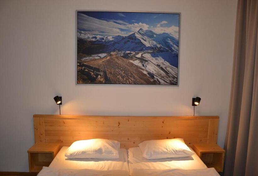 استودیوی استاندارد, Residence Post