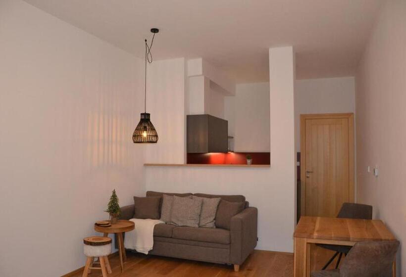 استودیوی استاندارد, Residence Post