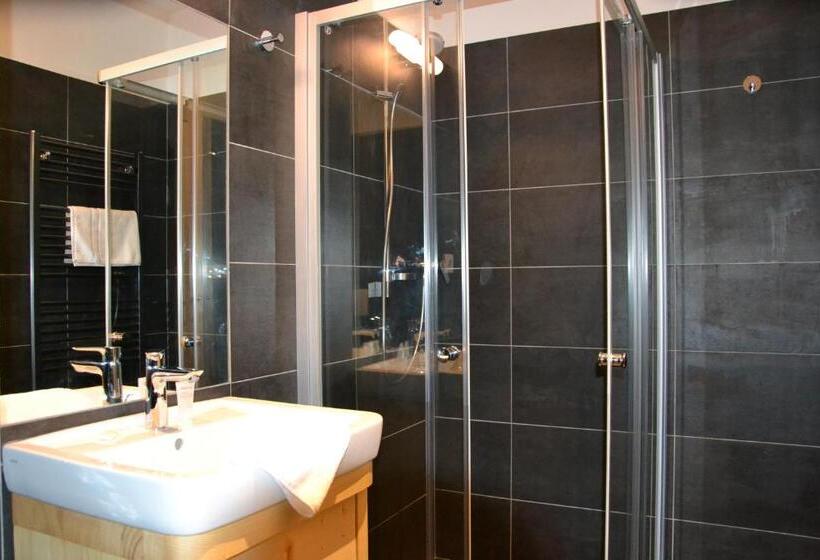 استودیوی استاندارد, Residence Post