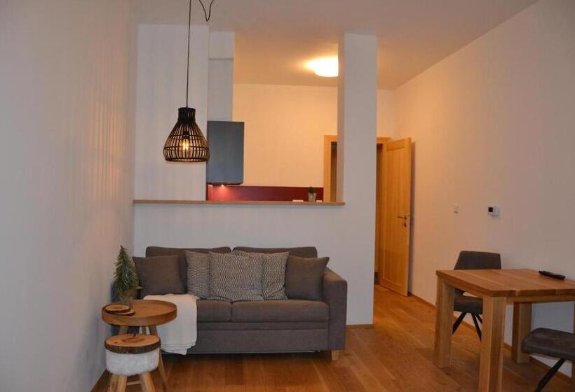 استودیوی استاندارد, Residence Post