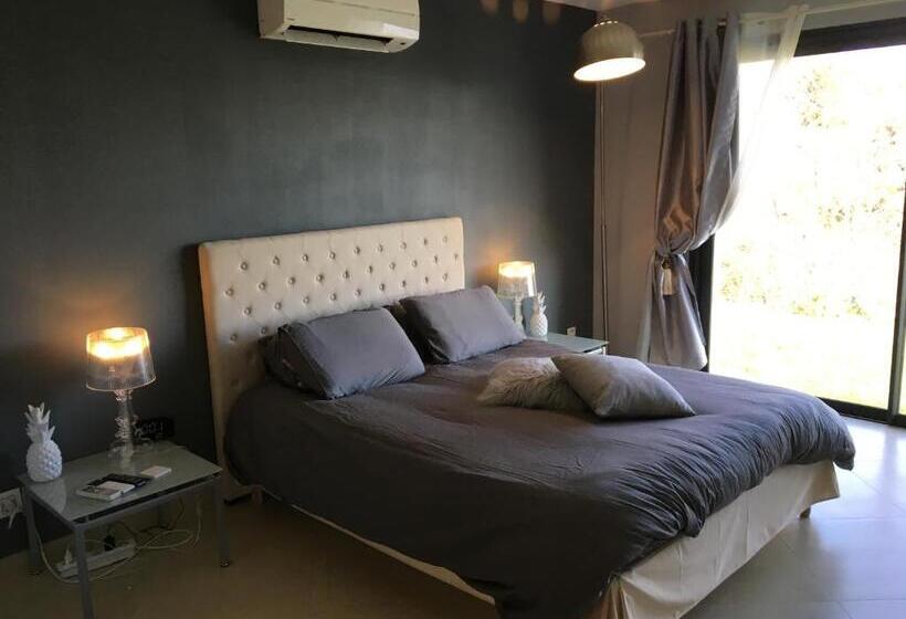 اتاق استاندارد با چشمانداز باغ, Chambre élégante Lisa