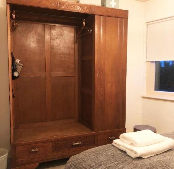 اتاق پریمیوم چهارنفره, The Old Garage