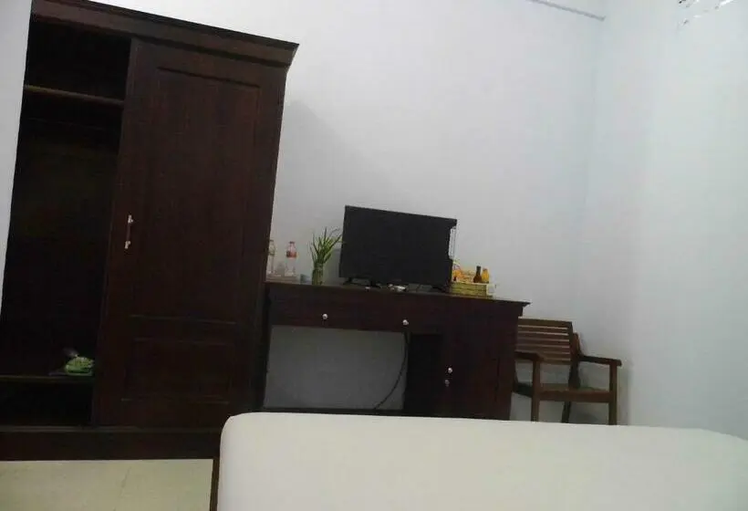 Chambre Deluxe, Ilhami Blitar