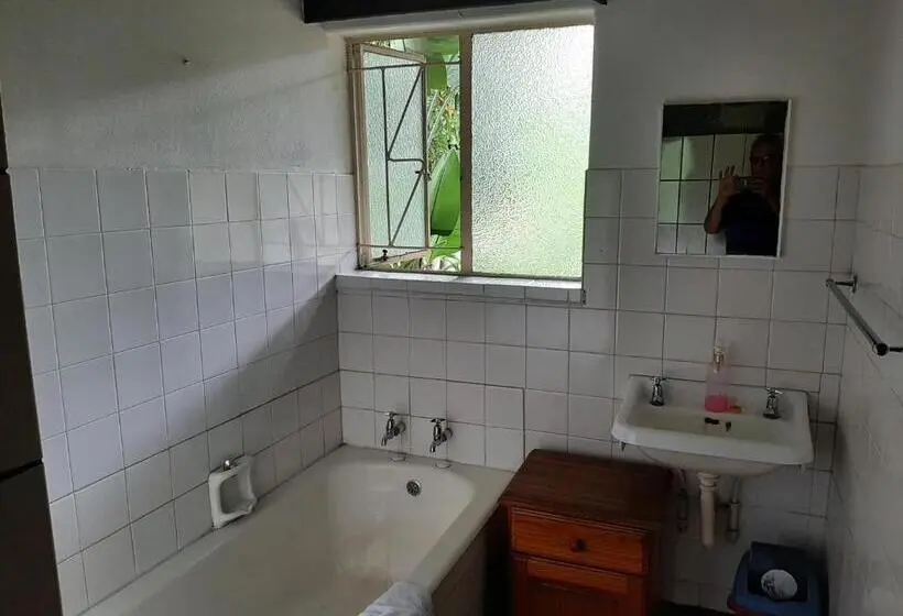 スタンダードルーム, Elephant Walk Guesthouse And Back Packers