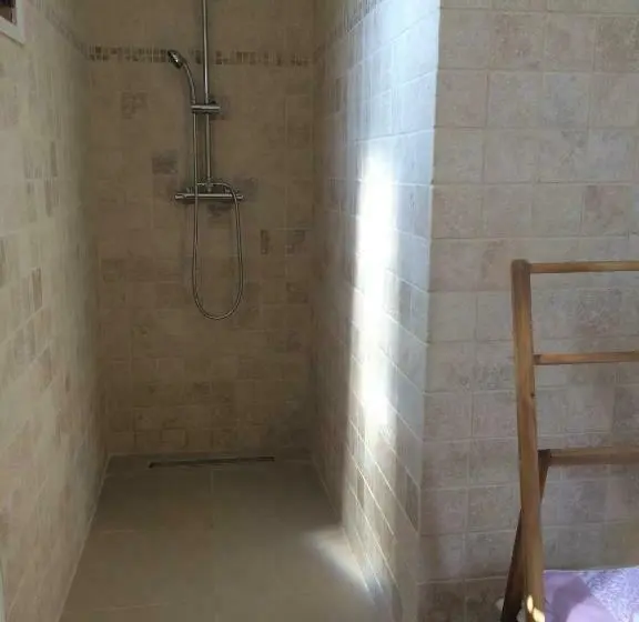 キングサイズベッドのスタンダードルーム, La Perle Des Montagnes   Bed And Breakfast   Chambre D Hôte