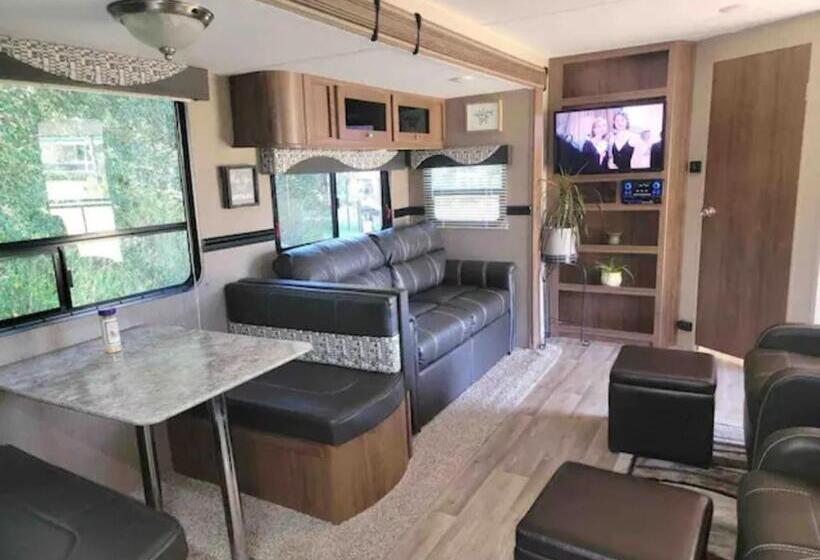 غرفة قياسية, Kokomo Farms