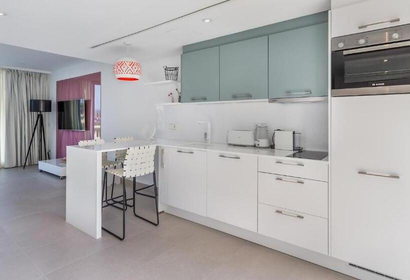 Люкс, The Hype Beachhouse