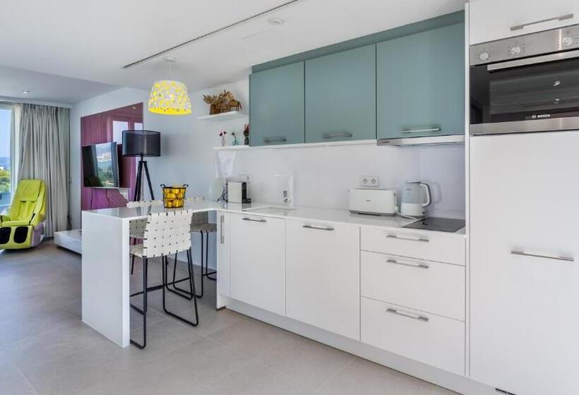 Люкс, The Hype Beachhouse