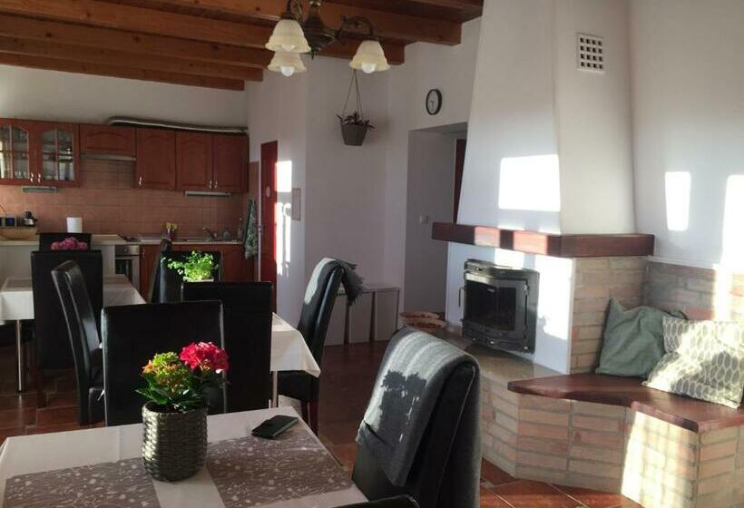 חדר משפחתי נוף לגינה, Dósa Tanya, Vendégház