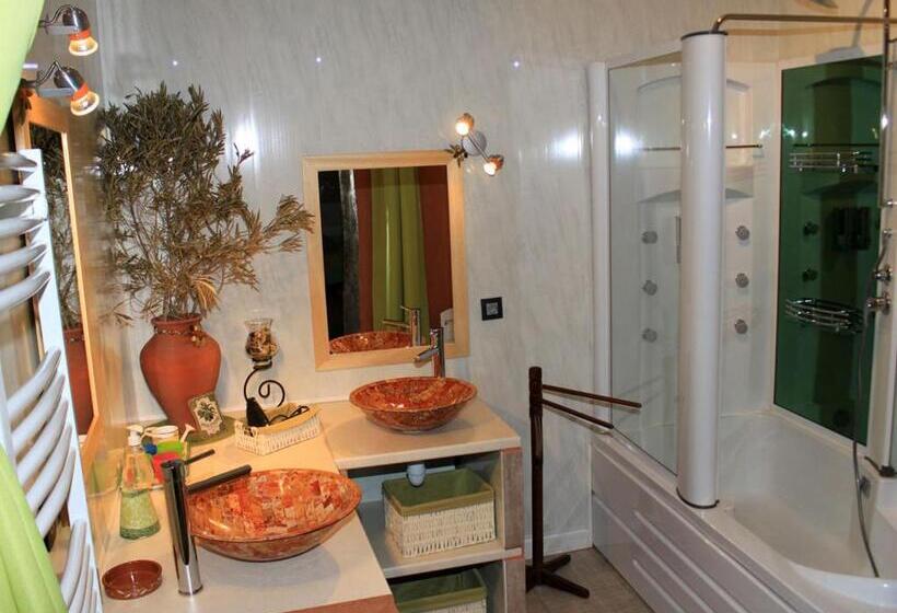 标准三人间, Mas Des Falaises