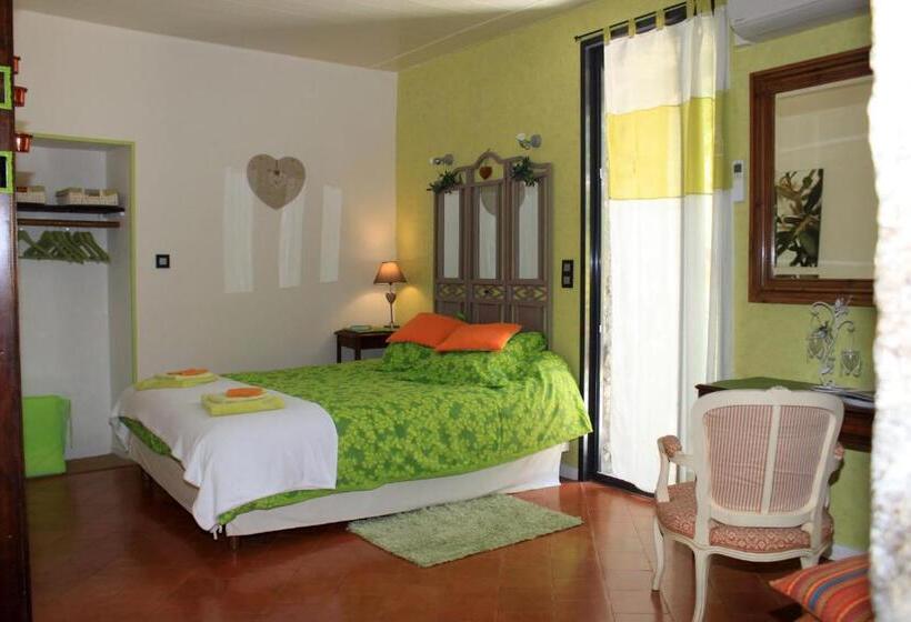 标准三人间, Mas Des Falaises