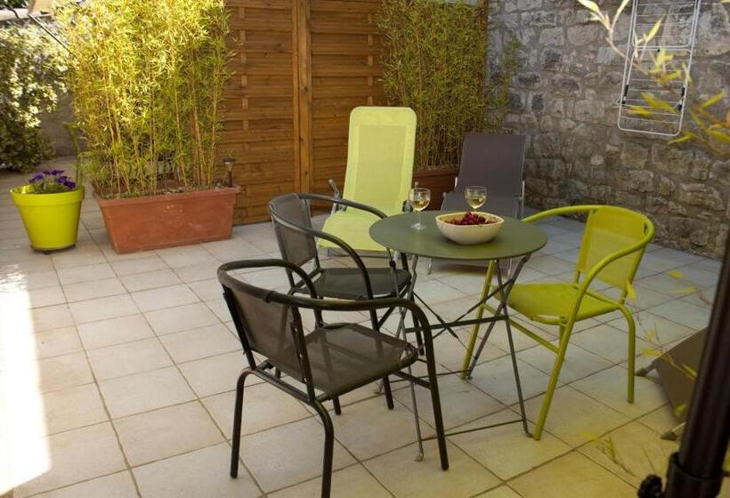 标准三人间, Mas Des Falaises