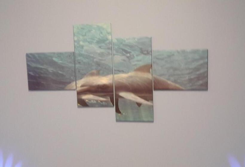 חדר דלוקס, Angela S House