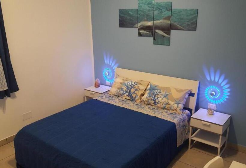 חדר דלוקס, Angela S House