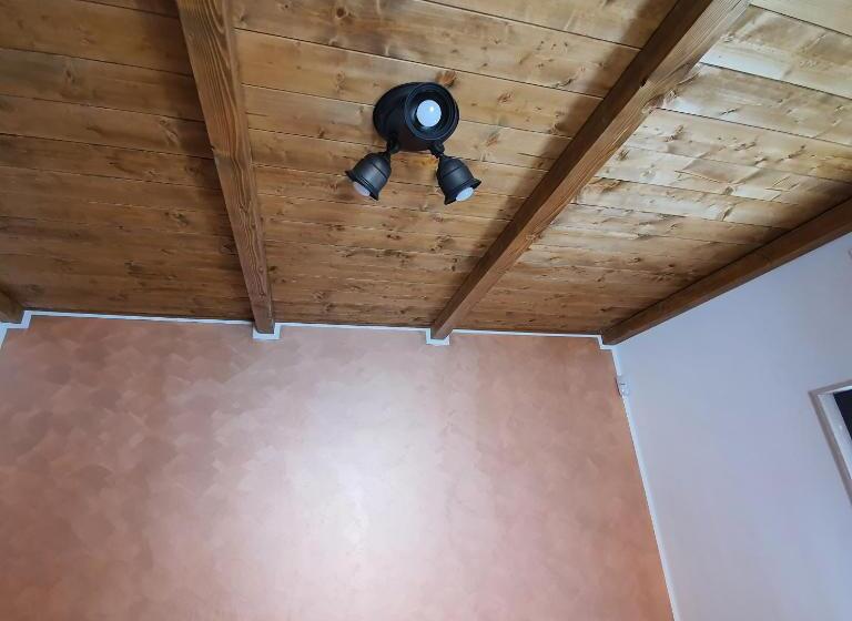 חדר דלוקס יחיד, Angela S House