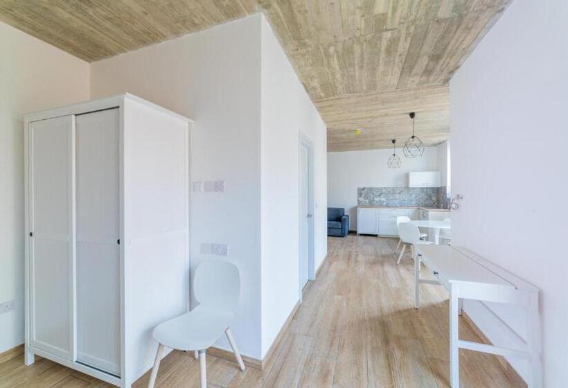 استودیو استاندارد با بالکن, Chapter 5