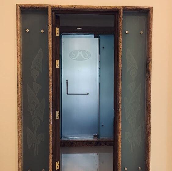 Delüks Oda, The Lorian Club