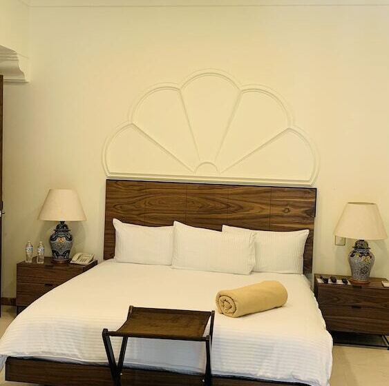 Delüks Oda, The Lorian Club