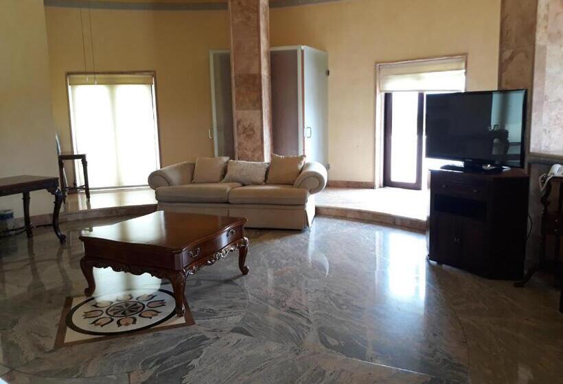 Delüks Oda, The Lorian Club