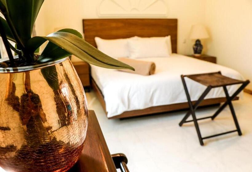 Delüks Oda, The Lorian Club